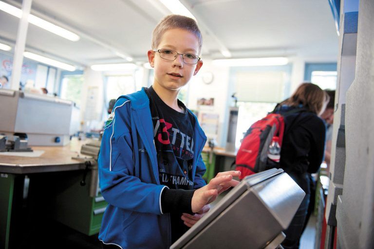 Die Kids durften nicht nur anschauen, sondern auch anfassen.