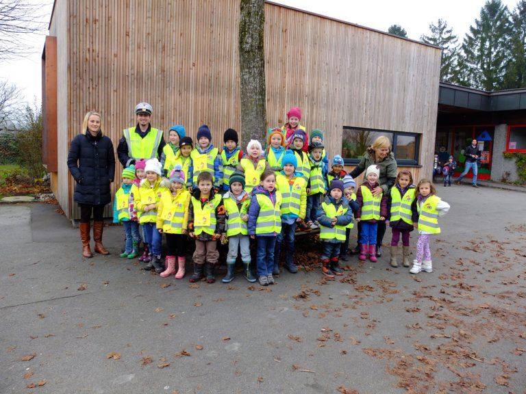 Die Kinder des Kindergartens Rheinstraße mit ihren neuen Warnwesten. Foto: Volksbank