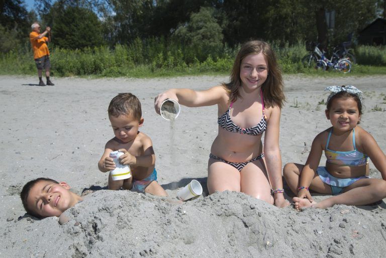 Die Kinder haben ihren Spaß an Sonne, Sand und Wasser. Um sie vor späteren unliebsamen gesundheitlichen Schäden zu bewahren, braucht es aber entsprechende Vorkehrungen. Foto: VN/Paulitsch