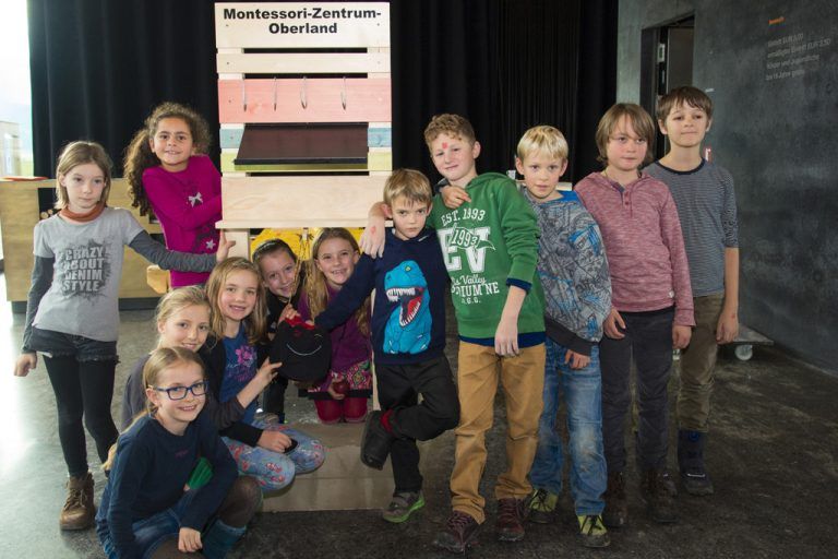 Die Kinder vom Montessori-Zentrum-Oberland schufen im Werkraum Bregenzerwald eine Pinnwand-Garderobe. Foto: JuWi
