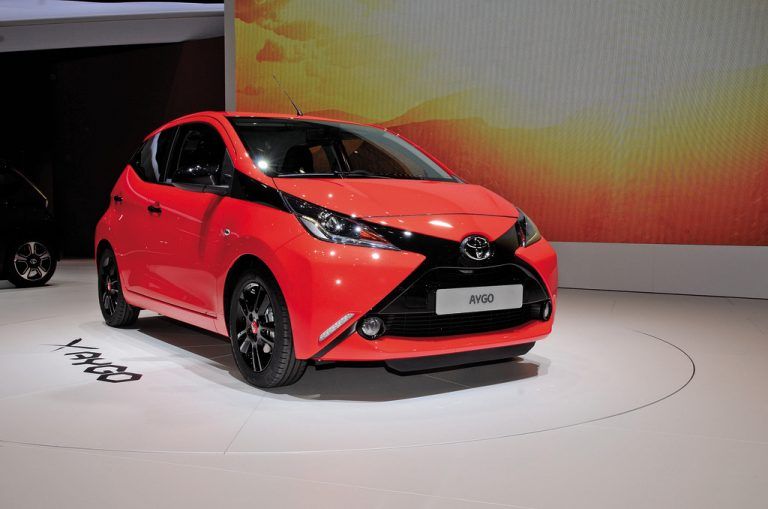 Die kommende Aygo-GenerationEine Aufsehen erregende Weltpremiere feiert der Toyota Aygo auf dem Genfer Autosalon. Statt biederer Optik punktet der Kleinstwagen mit einem pfiffigen Design. Ein echter Hingucker ist die X-förmige Fahrzeugfront. In der Länge legt der kleine Toyota um 2,5 Zentimeter auf 3,46 Meter zu. Das bringt einen etwas größeren Kofferraum. Marktstart ist im September.
