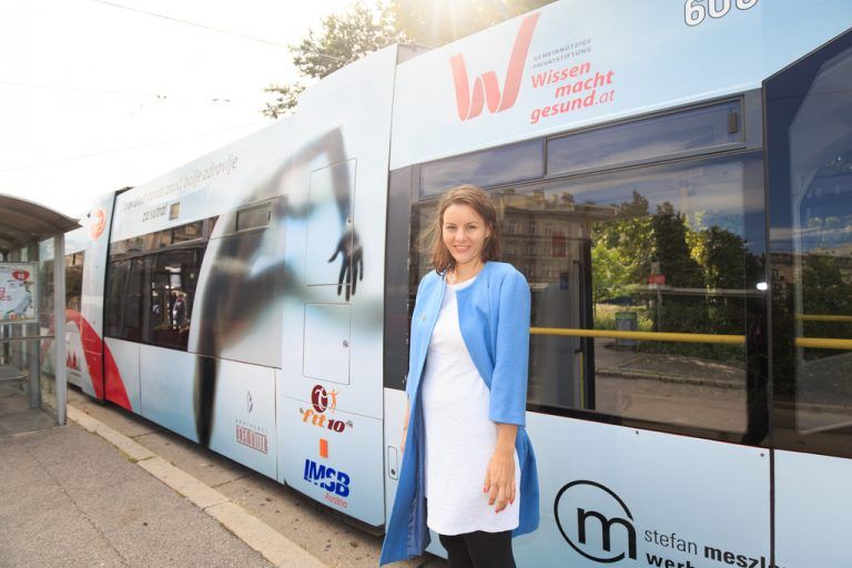 Die Künstlerin Eva Kees gestaltete für die gemeinnützige Privatstiftung „Wissen macht gesund“ eine Wiener Straßenbahn. FOTO: Götzinger