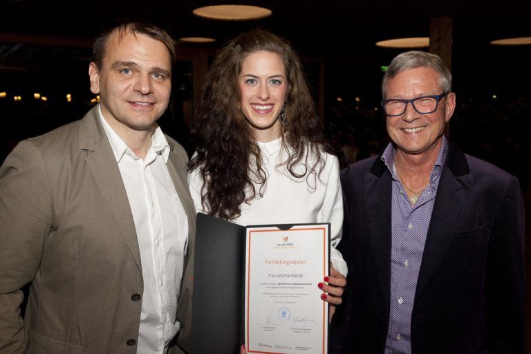 Die Kursleiter Wolfgang Müller (r.) und Peter Kapeller gratulierten Johanna Steiner herzlich. Foto: ZÄK/Mathis