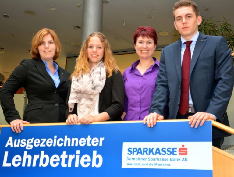 Die Lehrlinge Maria Sandholzer, Stefanie Müller und Tobias Schwendinger mit Ausbildungsleiterin Christine Hager-Wohlmuth.  Foto: Sparkasse