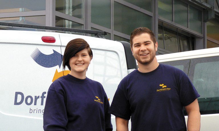 Die Lehrlinge spielen eine entscheidende Rolle im Handwerksbetrieb. Im Bild: Eric Fussenegger mit Lehrling Ronja Gottschalk. Foto: Dorfelektriker