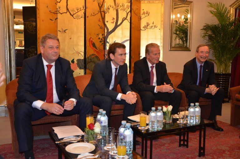 Die Minister Andrä Rupprechter, Sebastian Kurz und Reinhold Mitterlehmer mit WKÖ-Präsident Christoph Leitl; kl. Bild: die Doppelmayr-Bahn.