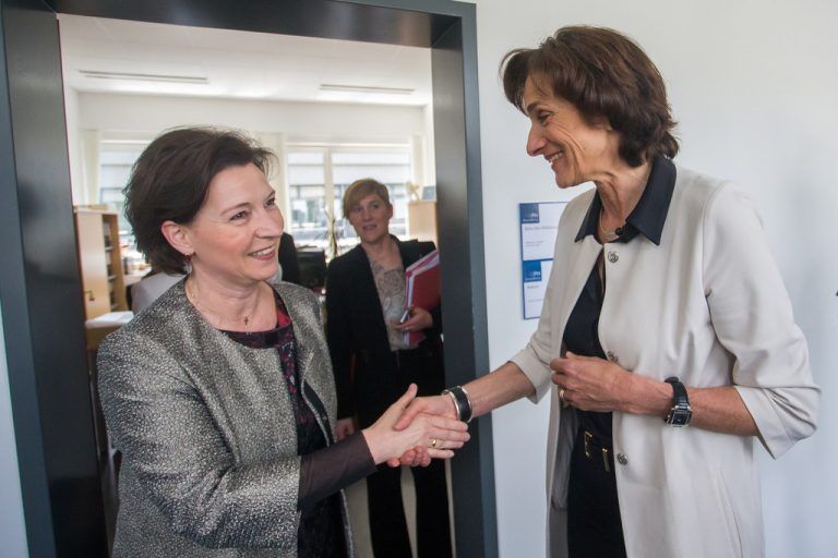 Die Ministerin und Bernadette Mennel. Heinisch-Hosek (links) war freundlich. Foto: VN/Steurer