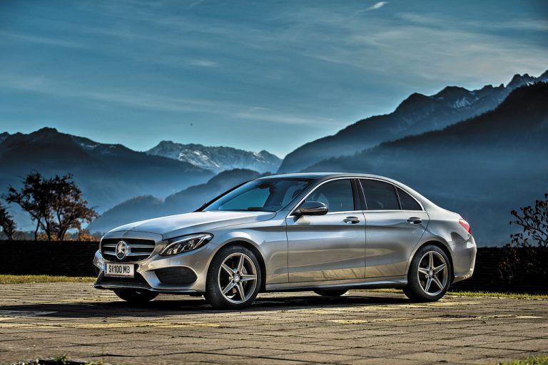 Die neue Mercedes C-Klasse gibt es mit verschiedenen Front-Designs. Besonders sportlich wirkt die Variante mit dem Stern im Grill.