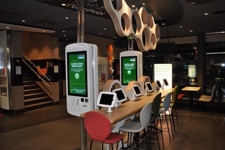 Die neuen „Easy Order“-Selbstbedienungsterminals im McDonald’s in Rankweil.