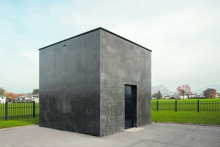 Die Oberfläche dieses puristischen Kubus ist aus schalglattem Beton, in dessen Schalung spezielle Platten eingelegt wurden, um einen Marmorierungseffekt zu erzielen.