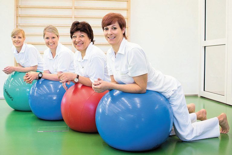 Die Physiotherapeutinnen des Krankenhauses Dornbirn sind bei Bedarf für die frischgebackenen Mütter da. Foto: kh dornbirn