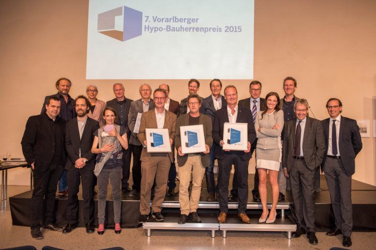 Die preisgekrönten und ausgezeichneten Bauherren, Juroren, vai-Direktorin Verena Konrad, LSth. Karlheinz Rüdisser und Hypo-Chef Michael Grahammer. Foto: Stiplovsek