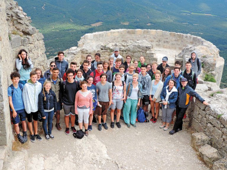 Die Reisegruppe auf dem Château de Peyrepertuse. Die Burg ist mit einer Gesamtfläche von 7000 Quadratmeter die größte französische Festung der Katharer. Fotos: BG/BRG Feldkirch