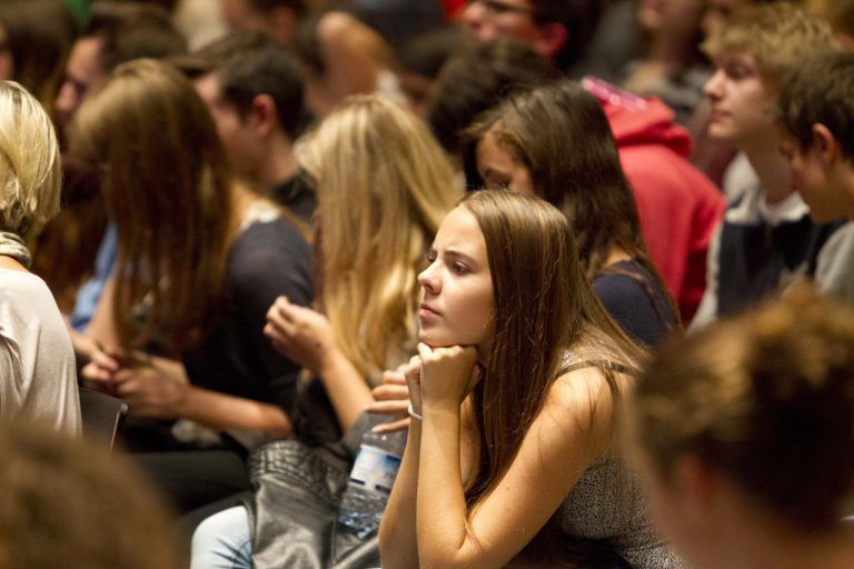 Die Schüler lauschten gespannt den Ausführungen der Kandidaten.