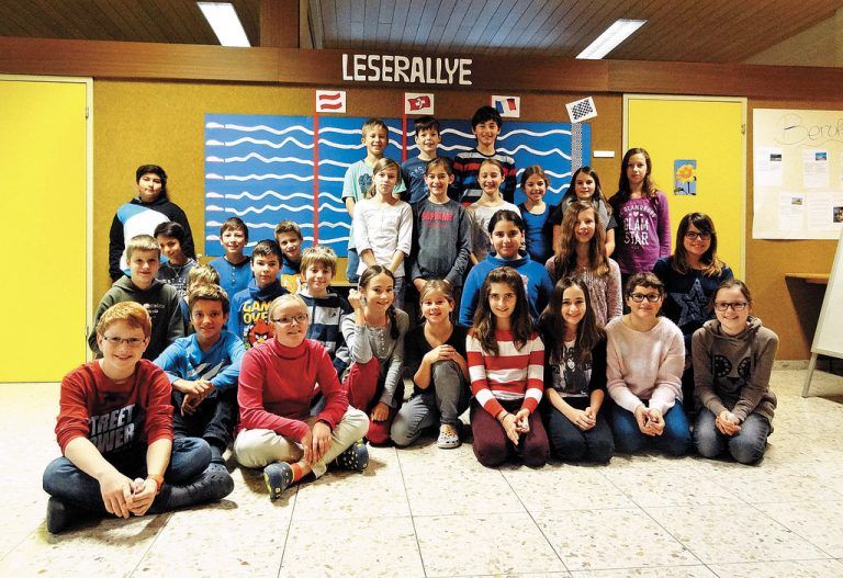 Die Schülerinnen und Schüler der ersten Klassen nach der 1. Etappe der „Leserallye“. Foto: EP