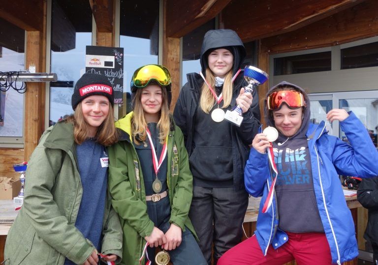 Die Snowboarderinnen der SMS Nüziders: Melanie Vidmar, Fiona Ganahl, Sarah Erhard und Lara Neyer (v. l.).