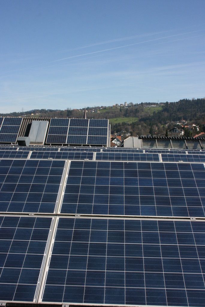 Die Solaranlage auf dem Dach der Offsetdruckerei Schwarzach produziert 420.000 kWh im Jahr. Foto: VN/GMS