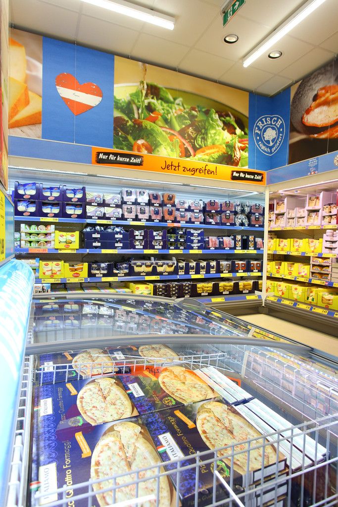 Die steckerfertigen Kühlregale und Tiefkühltruhen. Fotos: VN/Hb