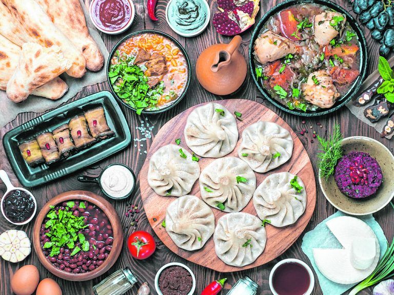 Die Teigtaschen Khinkali sind fast überall erhältlich und oft auch vegetarisch gefüllt.