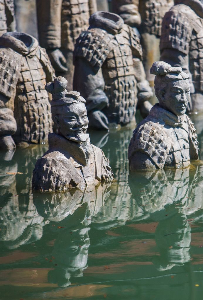 Die Terrakotta-Krieger als wesentliches Merkmal des Bühnenbildes.