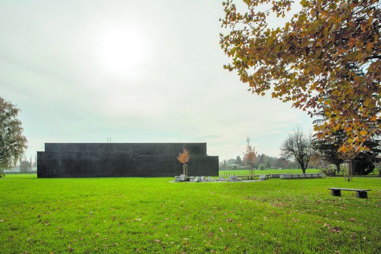 Die übrigen Funktionen des Wasserpumpwerks bündelten firm Architekten zu einem fast 33 Meter langen, 16 Meter breiten Baukörper.