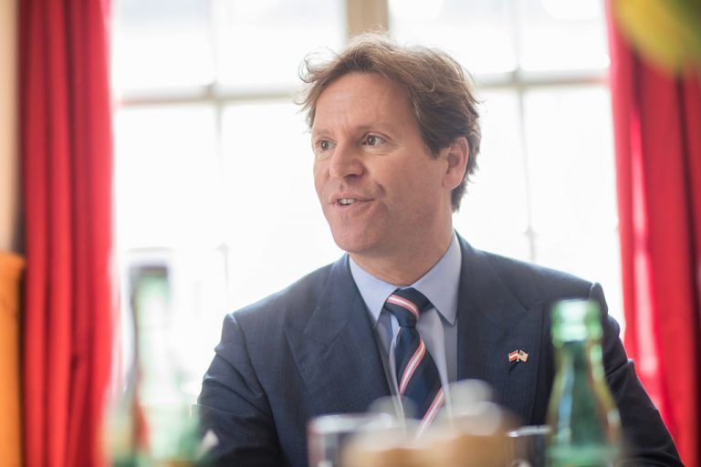 Die USA wollen die Nato nicht hinter sich lassen, sagt Botschafter Traina. VN/Steurer