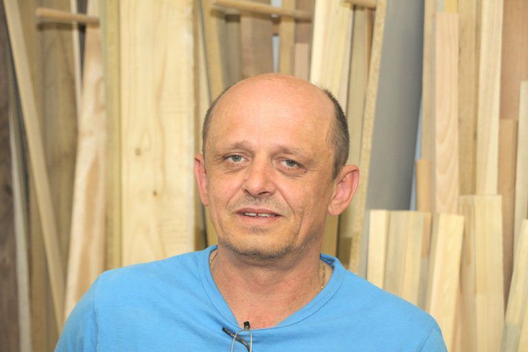 Dieter Winkler Ich bin seit fünf Jahren als selbstständiger Tischler in dieser gemeinsamen Werkstatt. Wir arbeiten gut zusammen und können gemeinsam einen modernen Maschinenpark finanzieren. Als Einzelner wäre vieles nicht möglich.