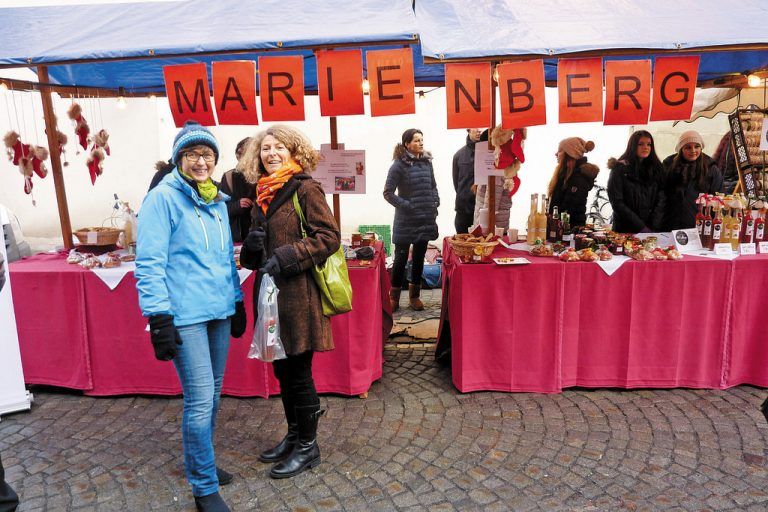 Dipl.-Päd. Andrea Stockinger, die „Hüterin“ des Marienberger Klosamarktstandes (ganz links), mit ihren fleißigen Mitarbeiterinnen von der damaligen 2 HLWA (im Hintergrund bei der Arbeit).
