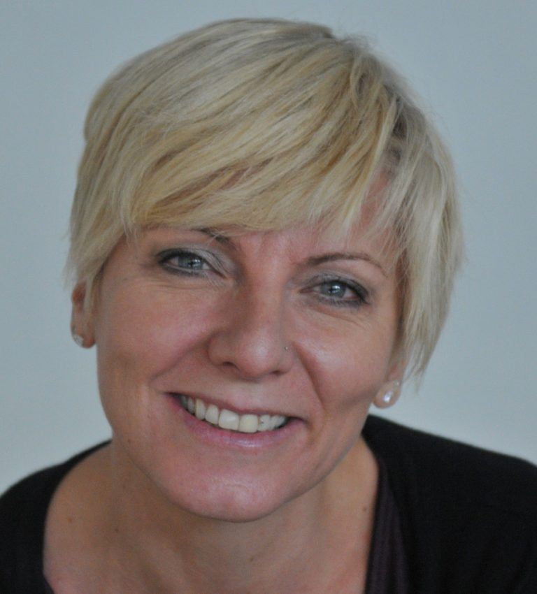 Dipl. Päd. Ulrike Türtscher,Klassenvorstand 1. KlasseTanzen, tanzen, aber vor allem üben, üben! Das Ziel ist die große Bühne! Es ist nicht leicht, als Gruppe gemeinsam die einzelnen Bewegungsabläufe zu koordinieren. Aber bis zur Aufführung werden es die Schülerinnen und Schüler schaffen!