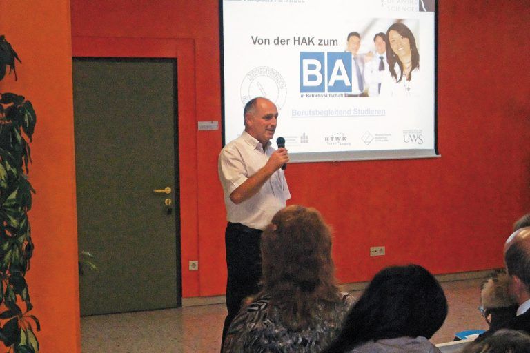 Direktor Hermann Begle informiert über das Ingenium-Studium. HAK