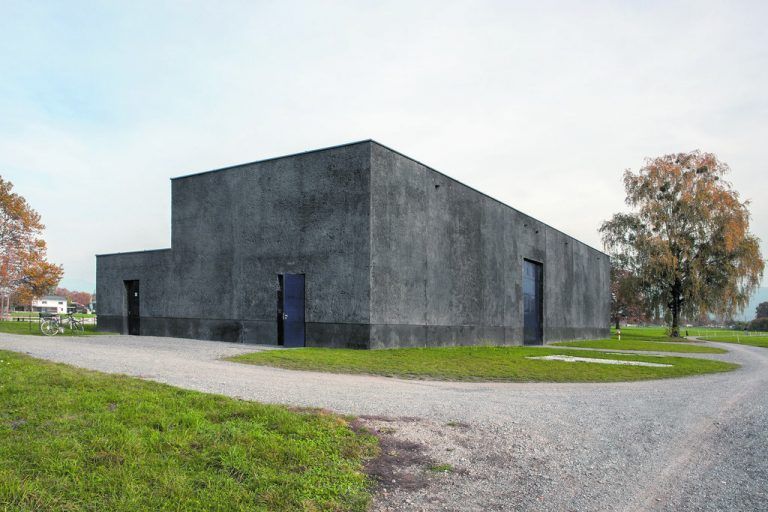 Dort, wo die hohen Tanks stehen, ist das Wasserpumpwerk 6,80 Meter hoch – der Mittelweiherburg aber wendet es seinen 3,80 Meter niederen Bauteil zu.