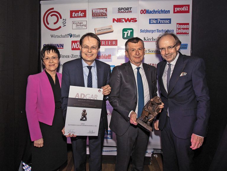 Ehren-ADGAR für Spar: v. l. Gerda Schaffelhofer (VÖZ), Spar-Vorstandsvorsitzender Gerhard Drexel; Spar-Konzernmarketingleiter Gerhard Fritsch und Eugen A. Russ (Russmedia, VÖZ-Vizepräsident). Foto: Gerhard Fally
