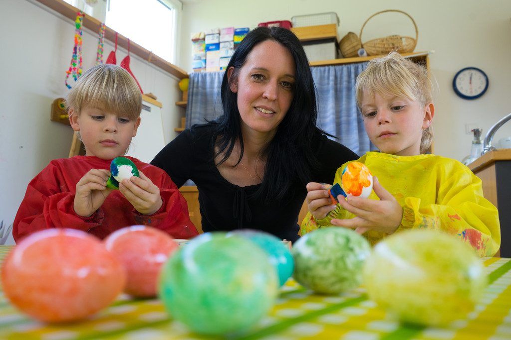 Eier malen, Küken brüten