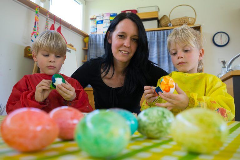 Eier anmalen mit ihren Schützlingen: Das macht auch Judith Siegl Spaß. Foto: vn/hartinger
