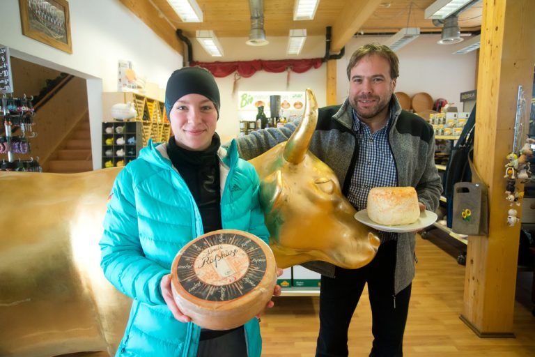 Ein Bregenzerwälder im Montafon: Werner Fetz, Besitzer des Käsehauses, mit Biathletin Magdalena Liebscher.