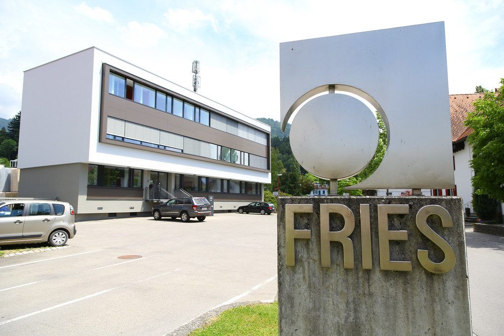 1400 Geschirrspülkörbe aus Sulz für Groß-Hotel