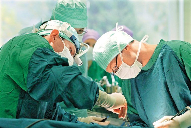 Ein kleiner Schnitt genügt. Bei „Minimal invasiver Chirurgie“ (MIC) erfolgen die Eingriffe mit den kleinst-möglichen Traumen. „Kleinere Schnitte und damit kleinere Verletzungen der Weichteile führen zu geringeren Schmerzen nach der Operation“, erklärt Primar Dietmar Wohlgenannt, Leiter der Chirurgie am LKH Bregenz. Damit verkürze sich die Rehabilitationszeit. „Der Patient ist schneller zurück im Arbeitsprozess.“ Die Vorteile von laparoskopischen Eingriffen liegen auf der Hand. Sie spiegeln sich auch in den Leistungszahlen der Chirurgie wieder. Sowohl bei Leistenbrüchen (+55 %) als auch Blinddarmentfernungen (+17 %) liegen die Steigerungsraten in den letzten zehn Jahren im gut zweistelligen Bereich. Die wesentliche Entwicklung in der Chirurgie des letzten Jahrzehnts sei gekennzeichnet von der Standardisierung der laparoskopischen Chirurgie, sagt Wohlgenannt.Ein weiterer Schwerpunkt ist die Spezialisierung. Nicht mehr jedes Krankenhaus bietet alle Eingriffe an. Die Konzentration führe zu einer gesteigerten Routine. Beispiele dafür gibt es viele. In Bregenz etwa liegt ein Schwerpunkt auf der Adipositas-Chirurgie. Und auch hier gibt es neue Trends, wie der VN-Datenreport zeigt. So wird mittlerweile zu einem hohen Prozentsatz der Magenbypass durchgeführt, Magenbäder haben an Bedeutung verloren.