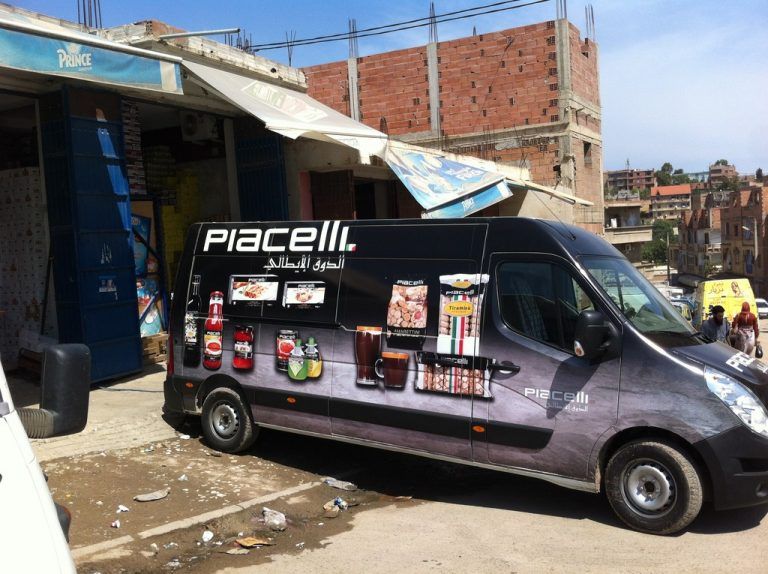 Ein Lkw in Algerien. Piacelli ist die Marke für italienische Produkte.
