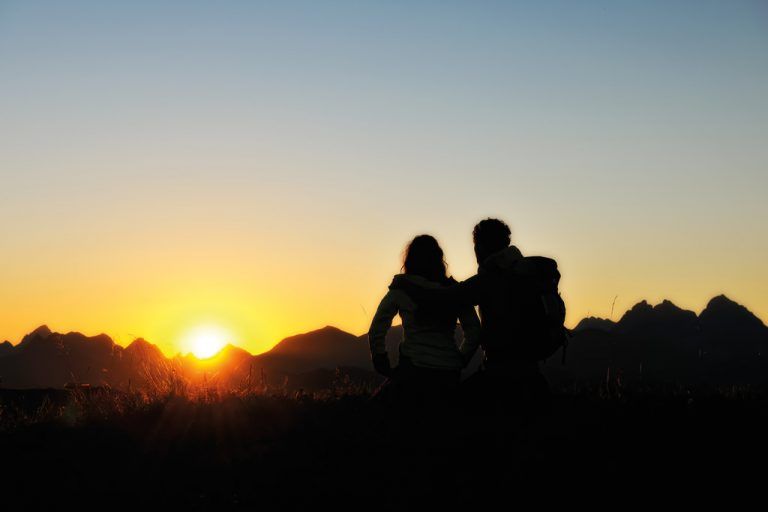 Ein Sonnenaufgang auf dem Gipfel vereint Bewegung, Erholung und Genuss. Fotos: Kleinwalsertal tourismus