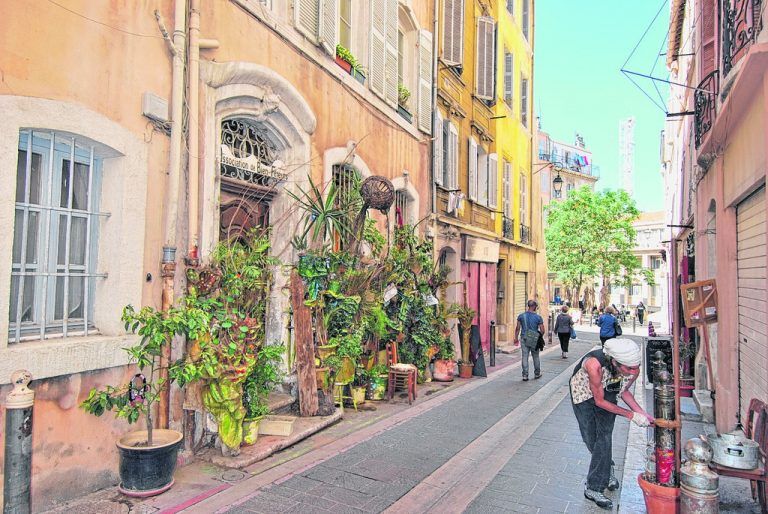 Ein Straßenkünstler im Viertel Panier verschönert die Begrenzungspfosten. Fotos: edith rhomberg (4)