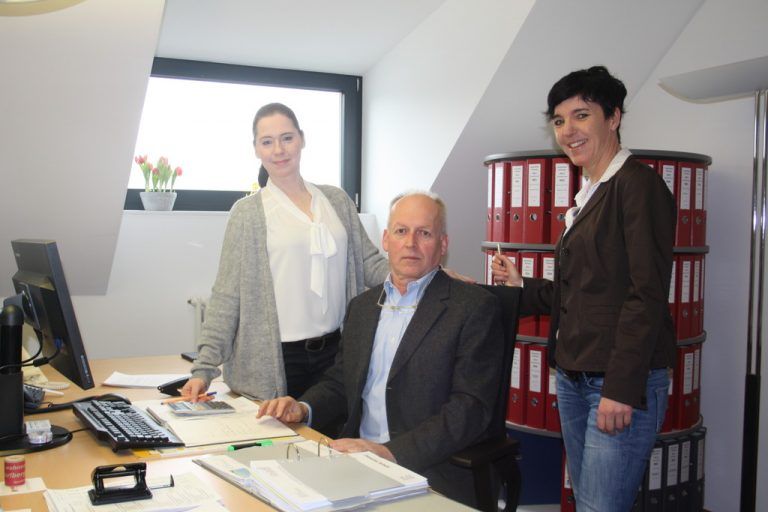 Ein tolles Team: Oskar Reimann mit seinen beiden Mitarbeiterinnen. Foto: VN/luw