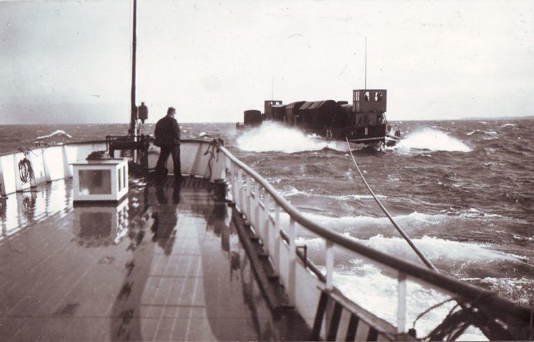 Ein Trajektkahn bei hohem Seegang im Schlepp der alten „Austria“. Solche Kähne fassten bis zu 18 Güterwaggons auf zwei Gleisen.  Stadtarchiv