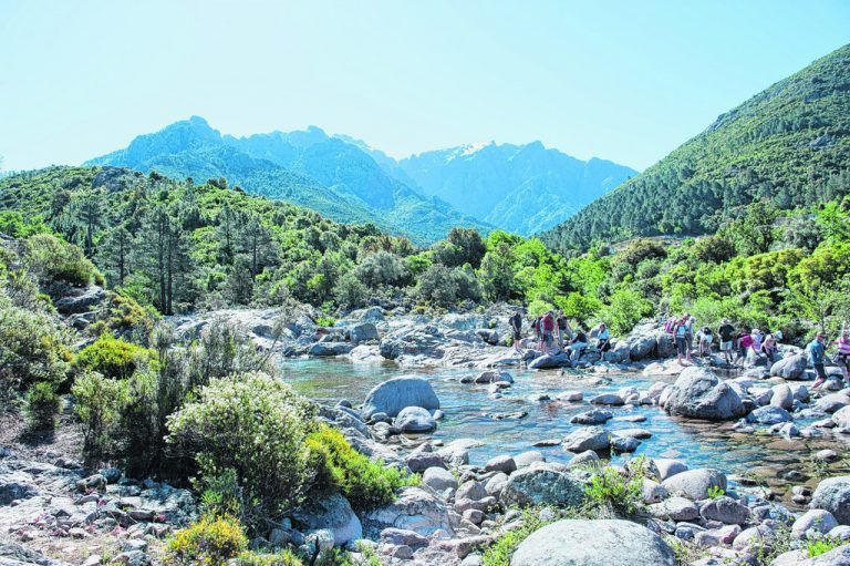 Ein traumhafter Wanderweg entlang des Flusses Fango.