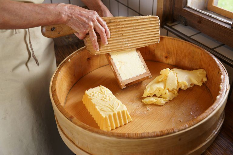 Einblick in den Alp-AlltagDie Familie Meusburger gewährt Einblicke in die Alpkäseproduktion, die Tierwelt und den Tagesablauf auf der Alpe Brongen in Egg-Schetteregg. Im Juli und August jeden Montag von 10.30 bis ca. 11.30 Uhr.