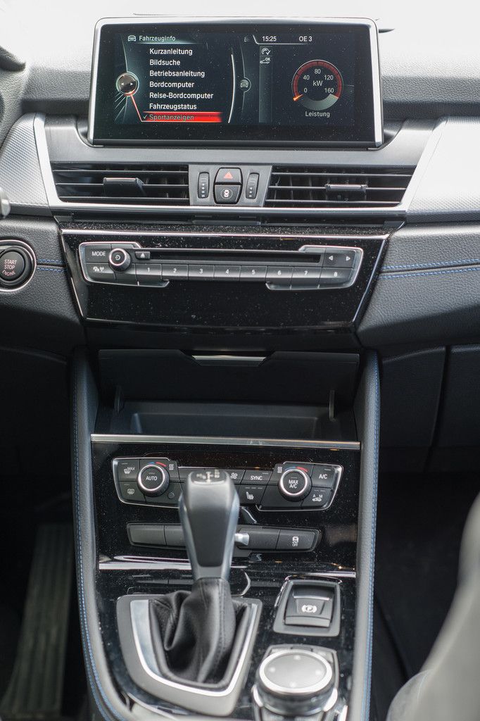 Eindruck: Im Active Tourer fühlt man sich von der ersten Sitzprobe an wohl. Das liegt u. a. an den angenehmen Materialien und der BMW-typischen Ergonomie. Mit feinen Zubehör- und Ausstattungsdetails versehen, ergibt sich indes auch ein stattlicher Preis.