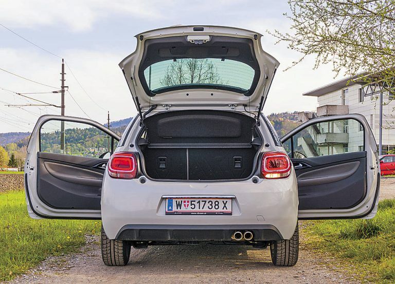 Eindruck: Zum gelungenen Design kommt, dass der DS3 für einen Kleinwagen auch ordentlich Platz bietet. Der normale Familien-Einkauf passt bequem in den Kofferraum, einzig störend ist die hohe Ladekante. Der souveräne Dieselmotor schafft die Euro-6-Norm.
