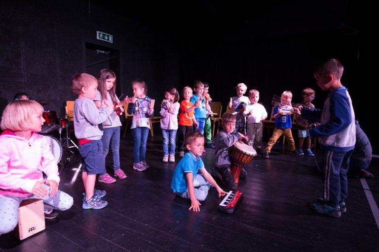 Eine Bühne voller engagierter und begeisterter Kinder erwartet die Besucher heute Nachmittag im TiK. Fotos: VN/Hartinger