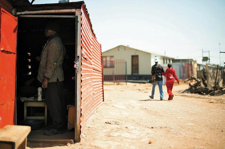 Eine einfache Wellblechhütte dient in den vielen Teilen von Soweto als Restaurant. Fotos: beate rhomberg