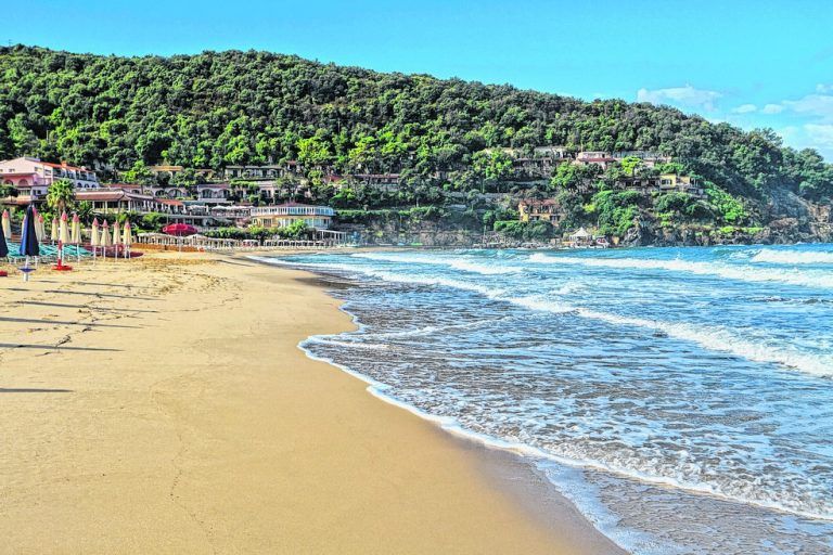 Einen tollen Strand und Blicke auf das azurblaue Meer findet man in der Bucht von Biodola.