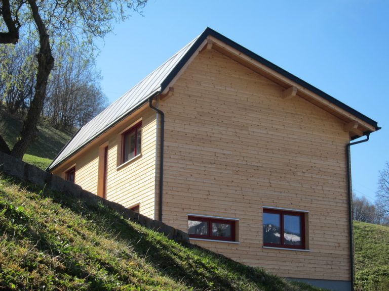 Eines der fünf Sonnenhäuser in Vorarlberg steht in Nenzing. In drei Jahren entstanden österreichweit 145 Sonnenhäuser. Foto: Sonnenhaus